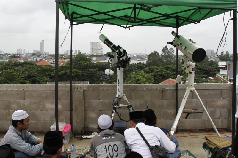 Pemantauan hilal awal puasa yang dilakukan oleh panitia Masjid Al Musyrikin Basmol (Ashar/SinPo.id)