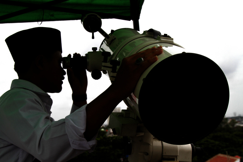 Pemantauan hilal awal puasa yang dilakukan oleh panitia Masjid Al Musyrikin Basmol (Ashar/SinPo.id)