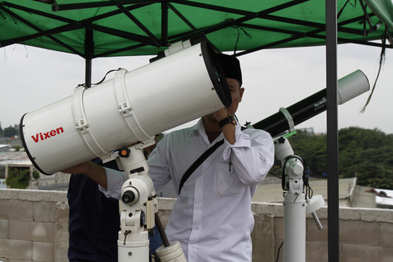 Pemantauan hilal awal puasa yang dilakukan oleh panitia Masjid Al Musyrikin Basmol (Ashar/SinPo.id)