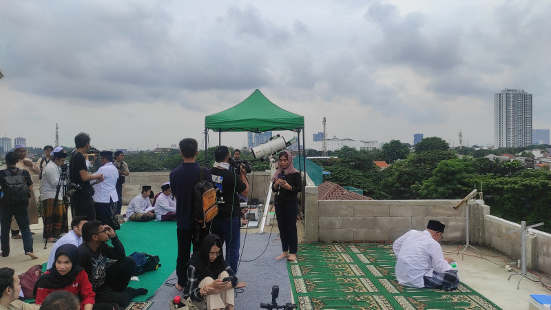 Pemantauan hilal awal puasa yang dilakukan oleh panitia Masjid Al Musyrikin Basmol (Ashar/SinPo.id)
