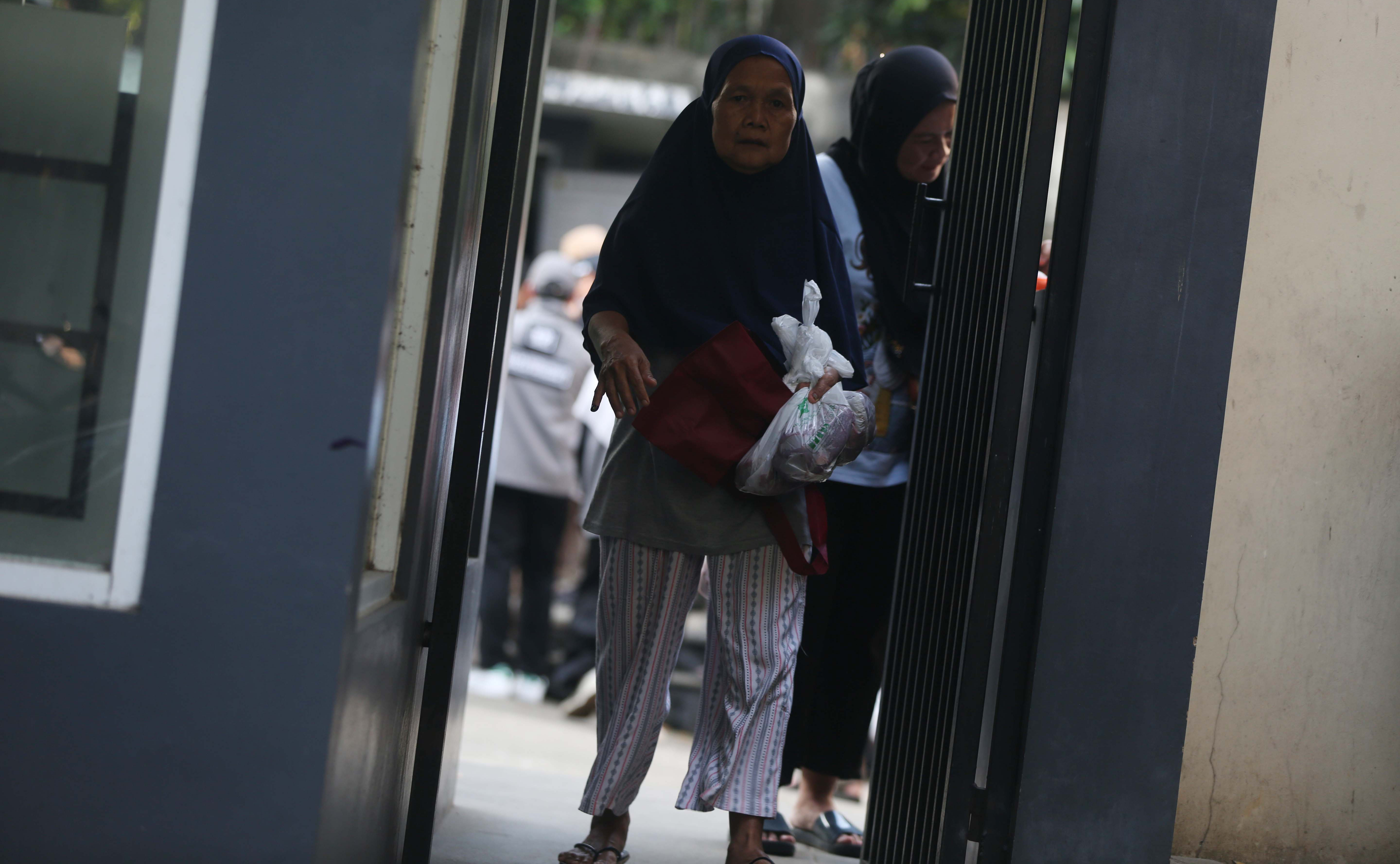 Pembagian daging kurban DPP LDII. (Agus Priatna/SinPo.id)