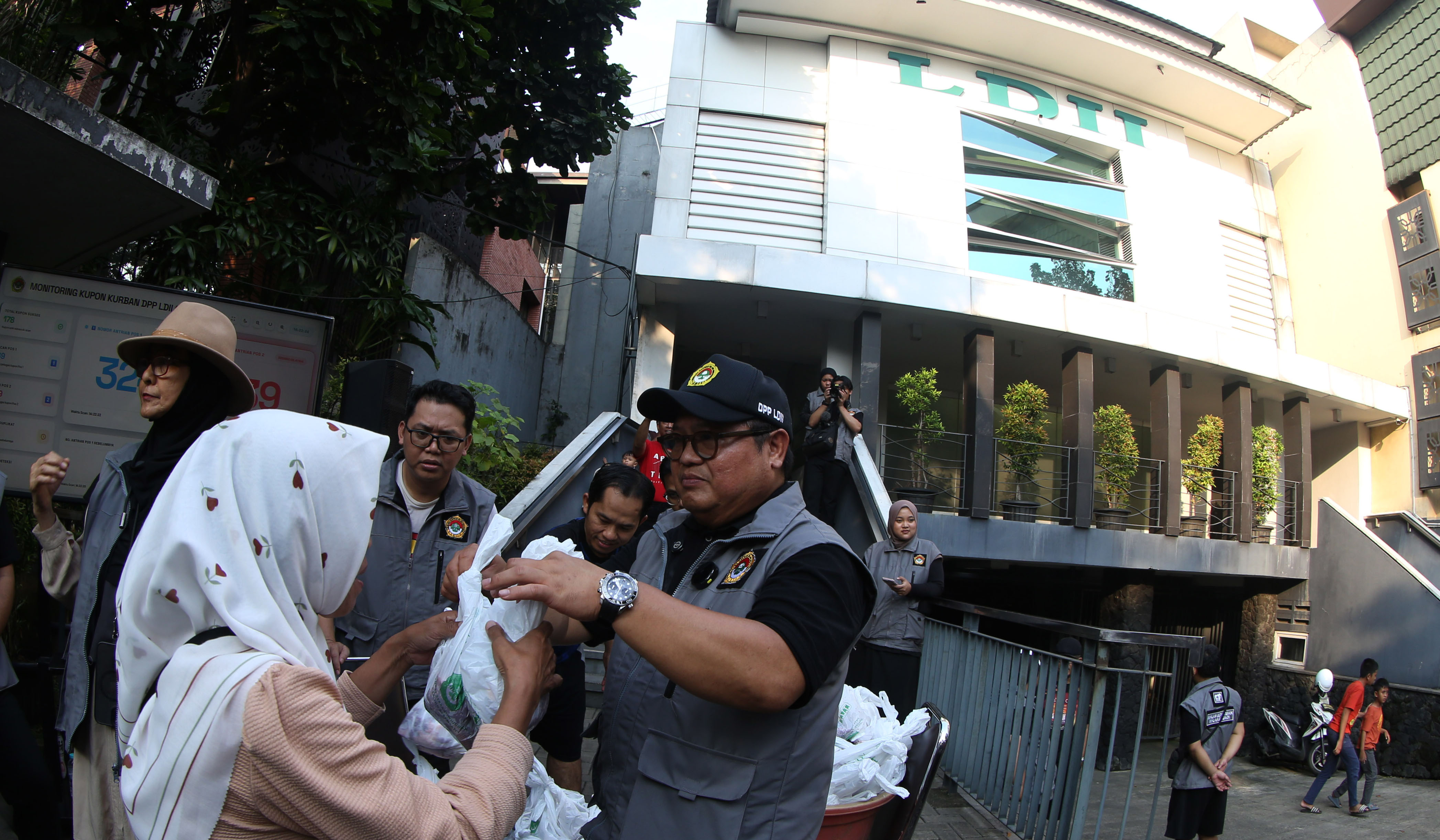 Pembagian daging kurban DPP LDII. (Agus Priatna/SinPo.id)