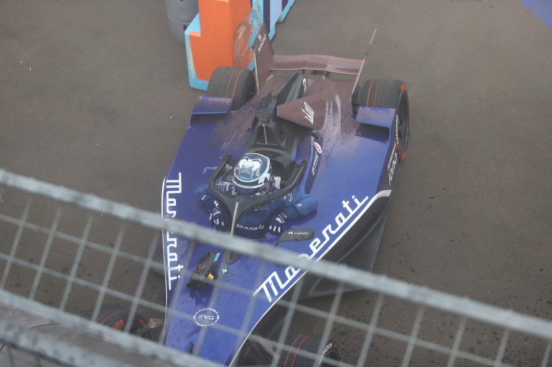 Pembalap Formula E Tim Cupra Kiro Dan Ticktum meraih podium juara Jakarta E-Prix 2025 di JIEC (Ashar/SinPo.id)