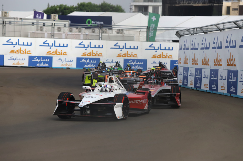 Pembalap Formula E Tim Cupra Kiro Dan Ticktum meraih podium juara Jakarta E-Prix 2025 di JIEC (Ashar/SinPo.id)