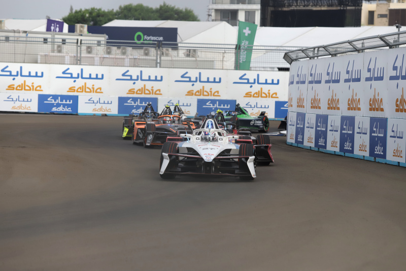 Pembalap Formula E Tim Cupra Kiro Dan Ticktum meraih podium juara Jakarta E-Prix 2025 di JIEC (Ashar/SinPo.id)
