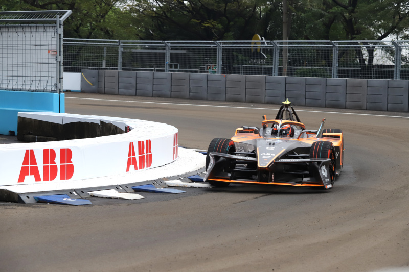 Pembalap Formula E Tim Cupra Kiro Dan Ticktum meraih podium juara Jakarta E-Prix 2025 di JIEC (Ashar/SinPo.id)