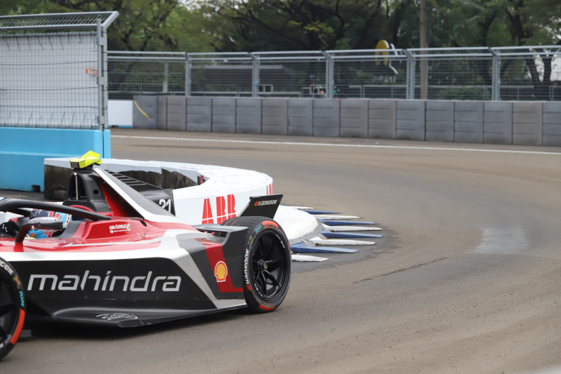 Pembalap Formula E Tim Cupra Kiro Dan Ticktum meraih podium juara Jakarta E-Prix 2025 di JIEC (Ashar/SinPo.id)