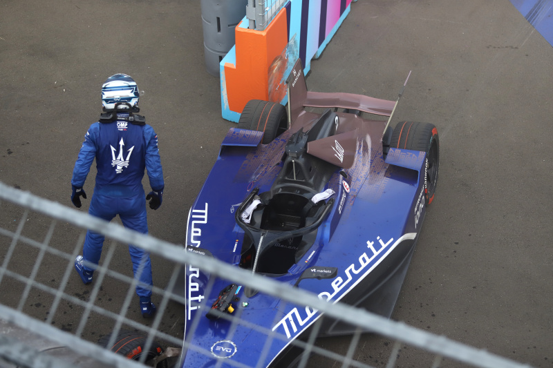 Pembalap Formula E Tim Cupra Kiro Dan Ticktum meraih podium juara Jakarta E-Prix 2025 di JIEC (Ashar/SinPo.id)