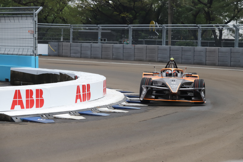 Pembalap Formula E Tim Cupra Kiro Dan Ticktum meraih podium juara Jakarta E-Prix 2025 di JIEC (Ashar/SinPo.id)