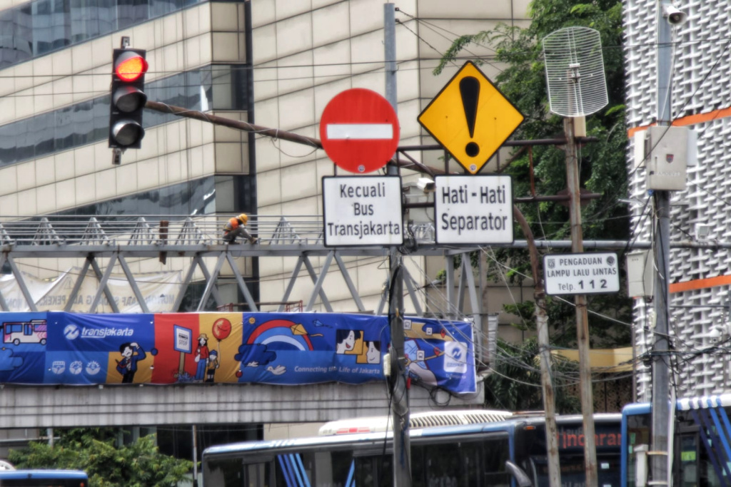 Pekerja sedang membangun kembali Jembatan Penyeberangan Orang Sarinah (Ashar/SinPo.id)