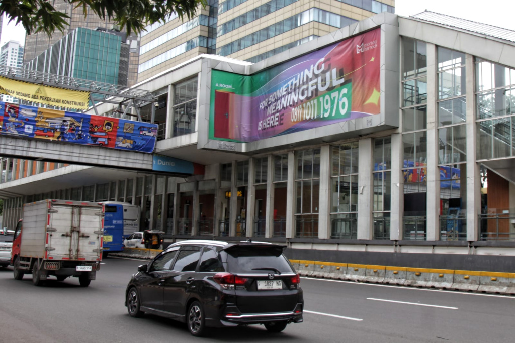 Pekerja sedang membangun kembali Jembatan Penyeberangan Orang Sarinah (Ashar/SinPo.id)