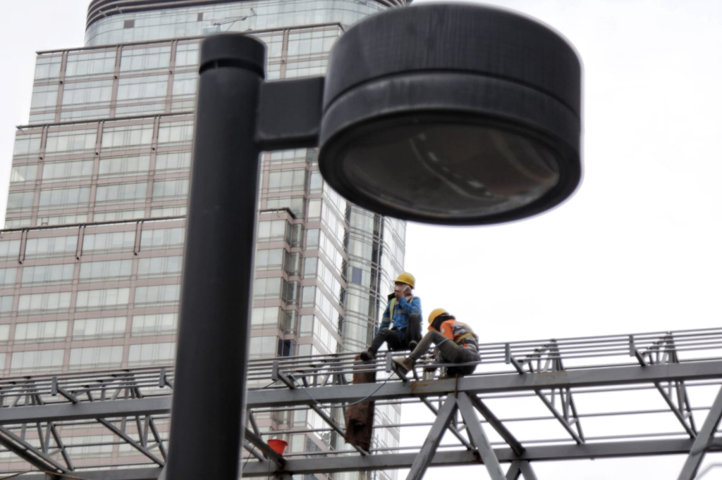 Pekerja sedang membangun kembali Jembatan Penyeberangan Orang Sarinah (Ashar/SinPo.id)