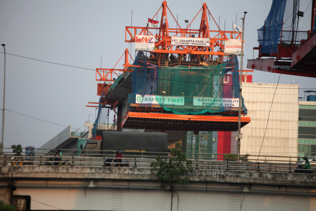 Aktivitas para pekerja pembangunan LRT Fase 1B Manggarai-Velodromeini sudah mencapai 68 persen (Ashar/SinPo.id)