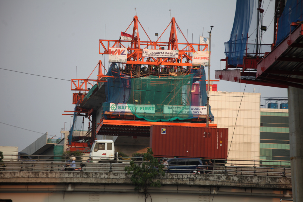 Aktivitas para pekerja pembangunan LRT Fase 1B Manggarai-Velodromeini sudah mencapai 68 persen (Ashar/SinPo.id)