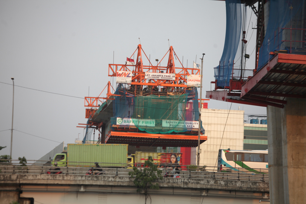 Aktivitas para pekerja pembangunan LRT Fase 1B Manggarai-Velodromeini sudah mencapai 68 persen (Ashar/SinPo.id)