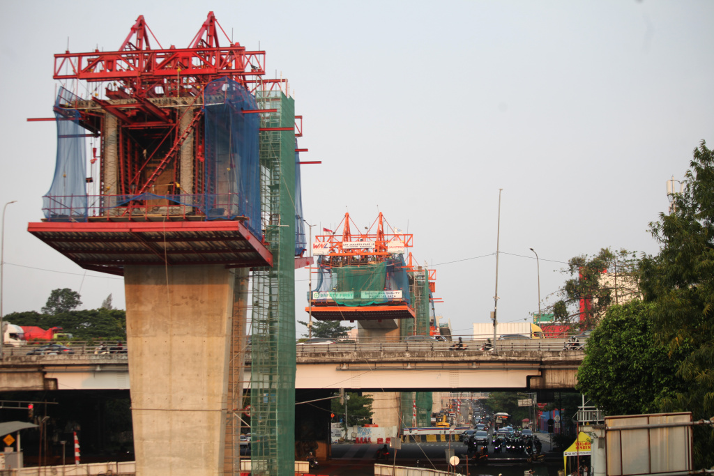 Aktivitas para pekerja pembangunan LRT Fase 1B Manggarai-Velodromeini sudah mencapai 68 persen (Ashar/SinPo.id)
