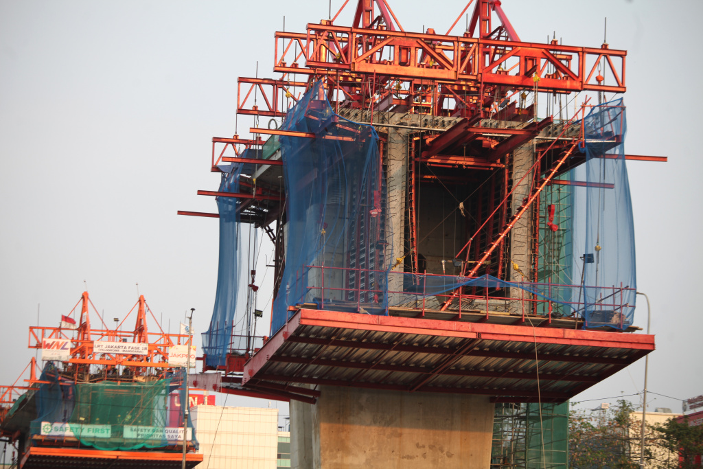 Aktivitas para pekerja pembangunan LRT Fase 1B Manggarai-Velodromeini sudah mencapai 68 persen (Ashar/SinPo.id)