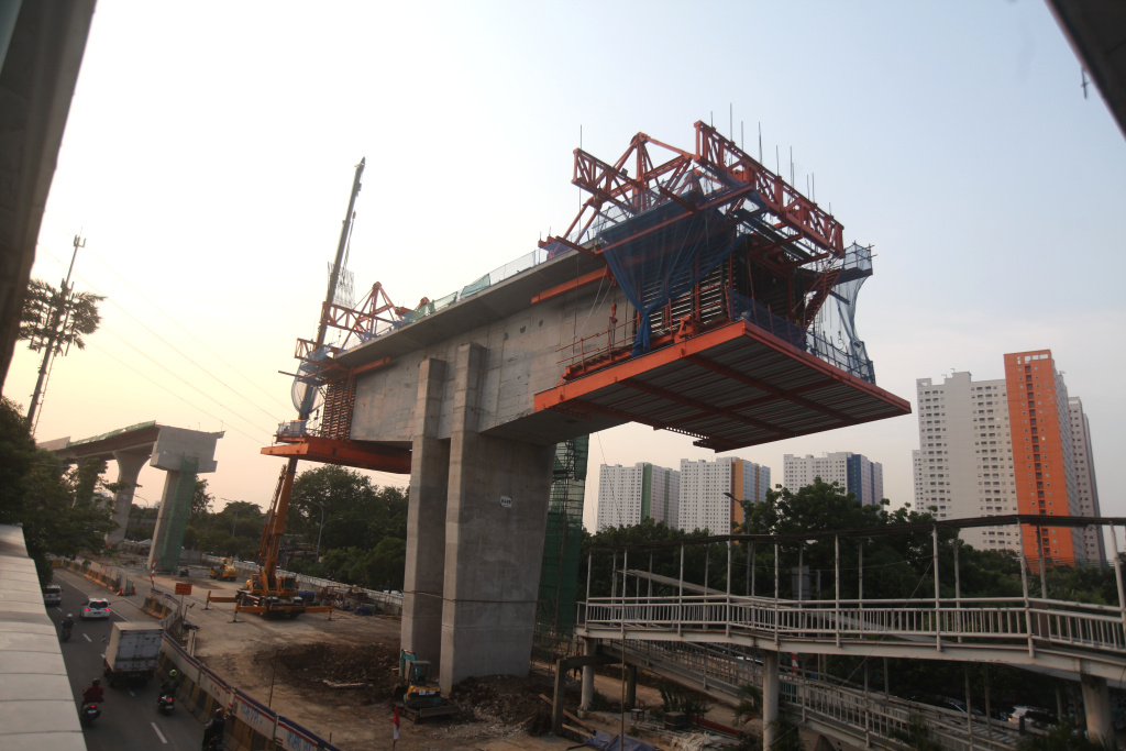Aktivitas para pekerja pembangunan LRT Fase 1B Manggarai-Velodromeini sudah mencapai 68 persen (Ashar/SinPo.id)
