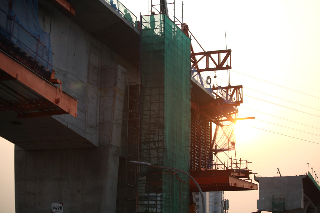 Aktivitas para pekerja pembangunan LRT Fase 1B Manggarai-Velodromeini sudah mencapai 68 persen (Ashar/SinPo.id)