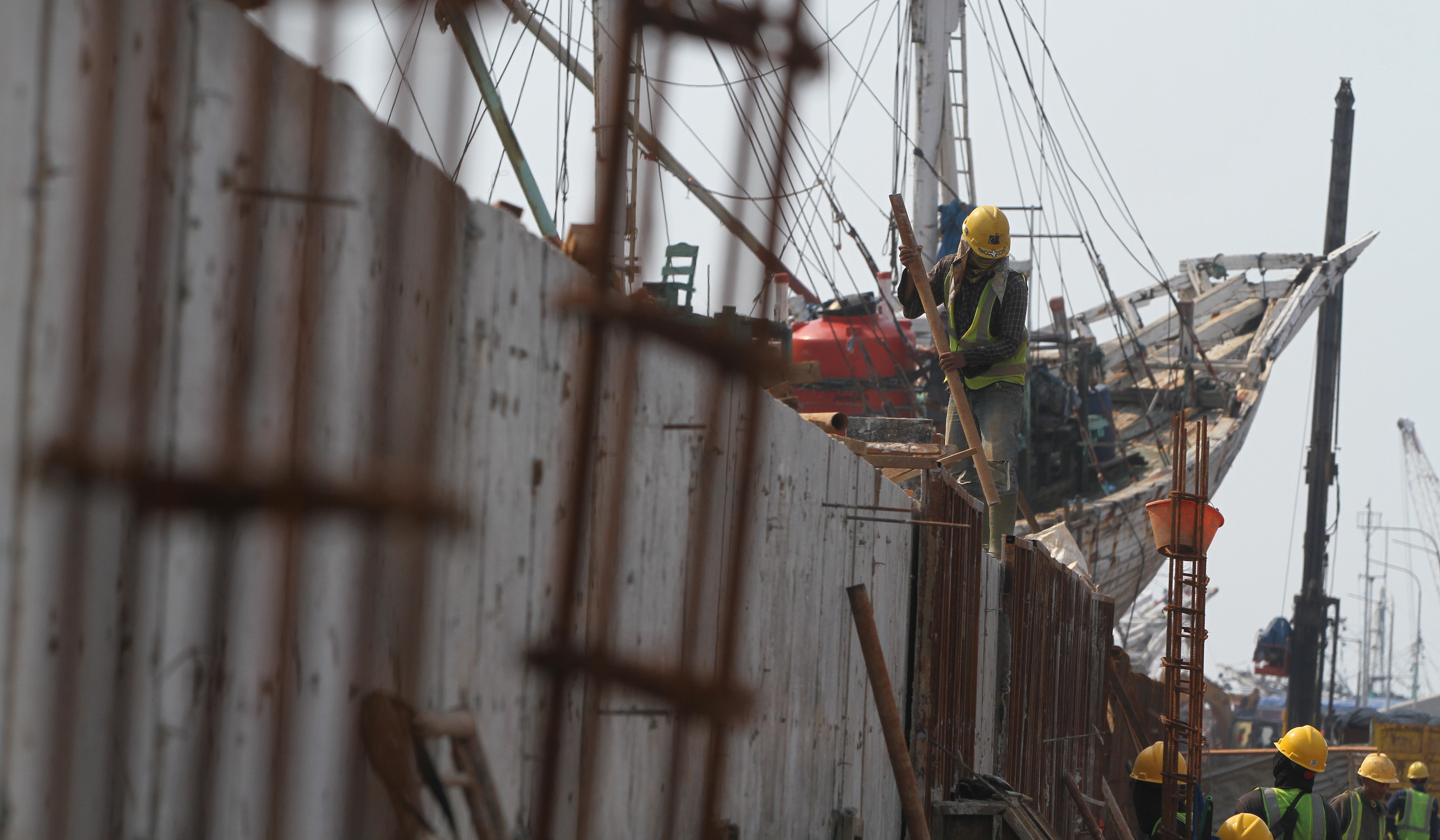 Pembangunan tanggul Pelabuhan Sunda Kelapa. (Agus Priatna/SinPo.id)