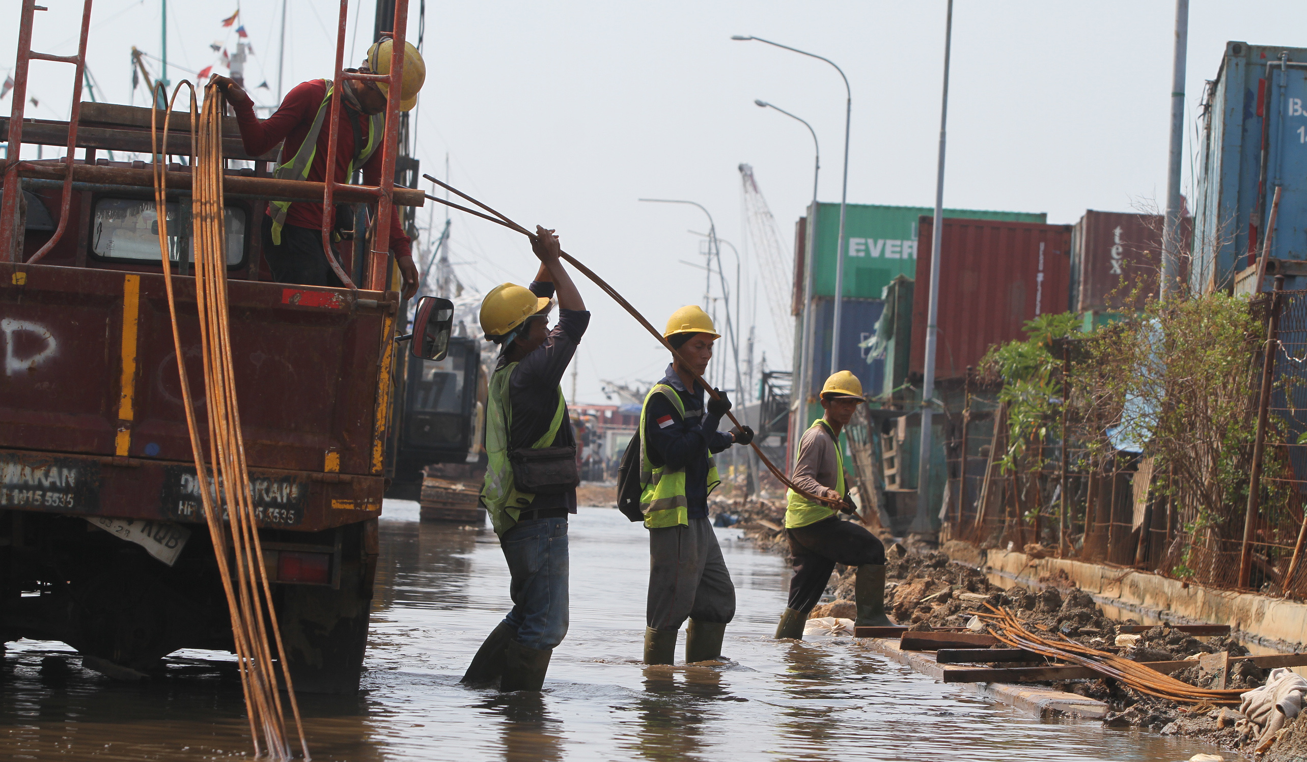 Pembangunan tanggul Pelabuhan Sunda Kelapa. (Agus Priatna/SinPo.id)