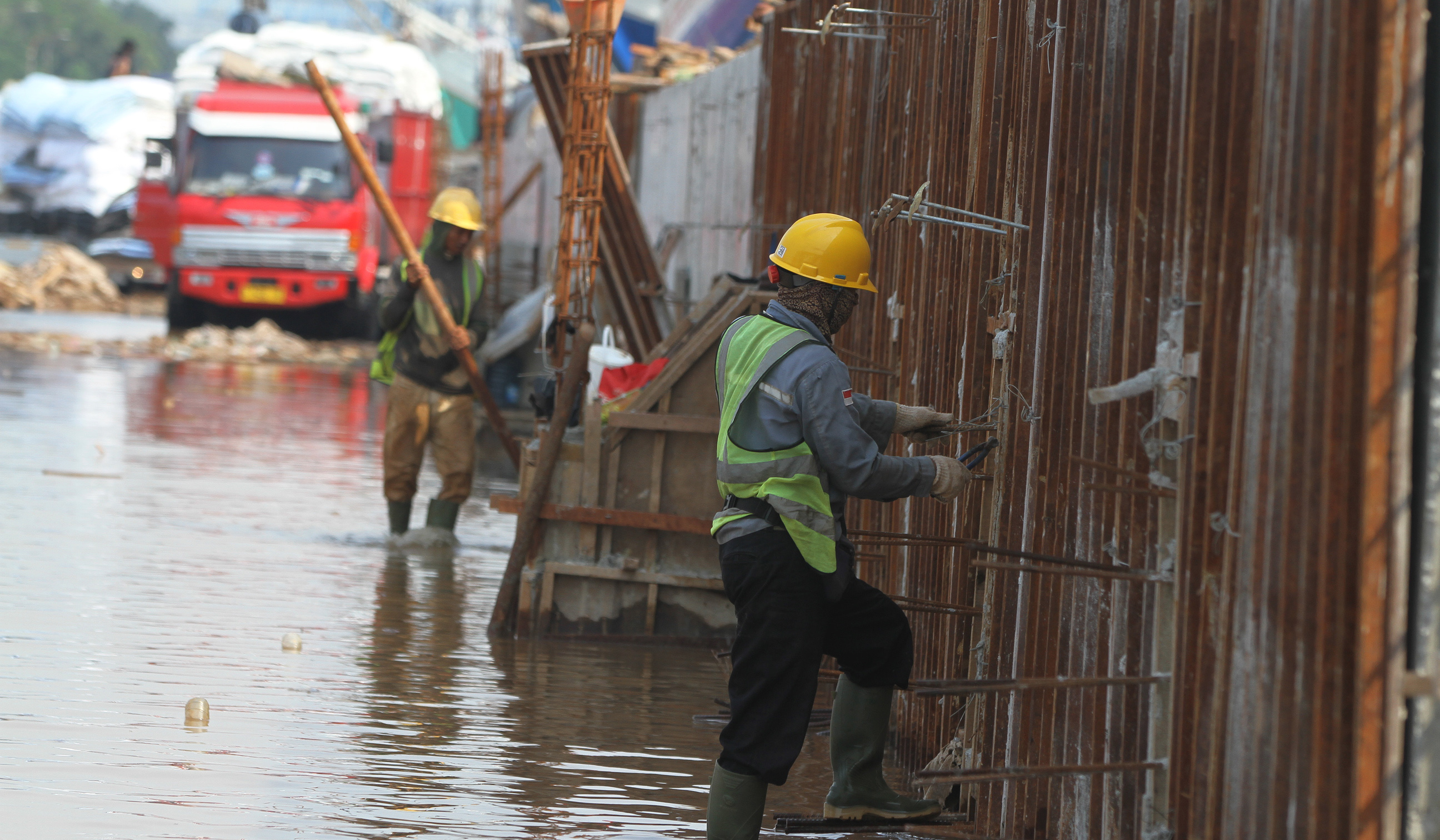 Pembangunan tanggul Pelabuhan Sunda Kelapa. (Agus Priatna/SinPo.id)