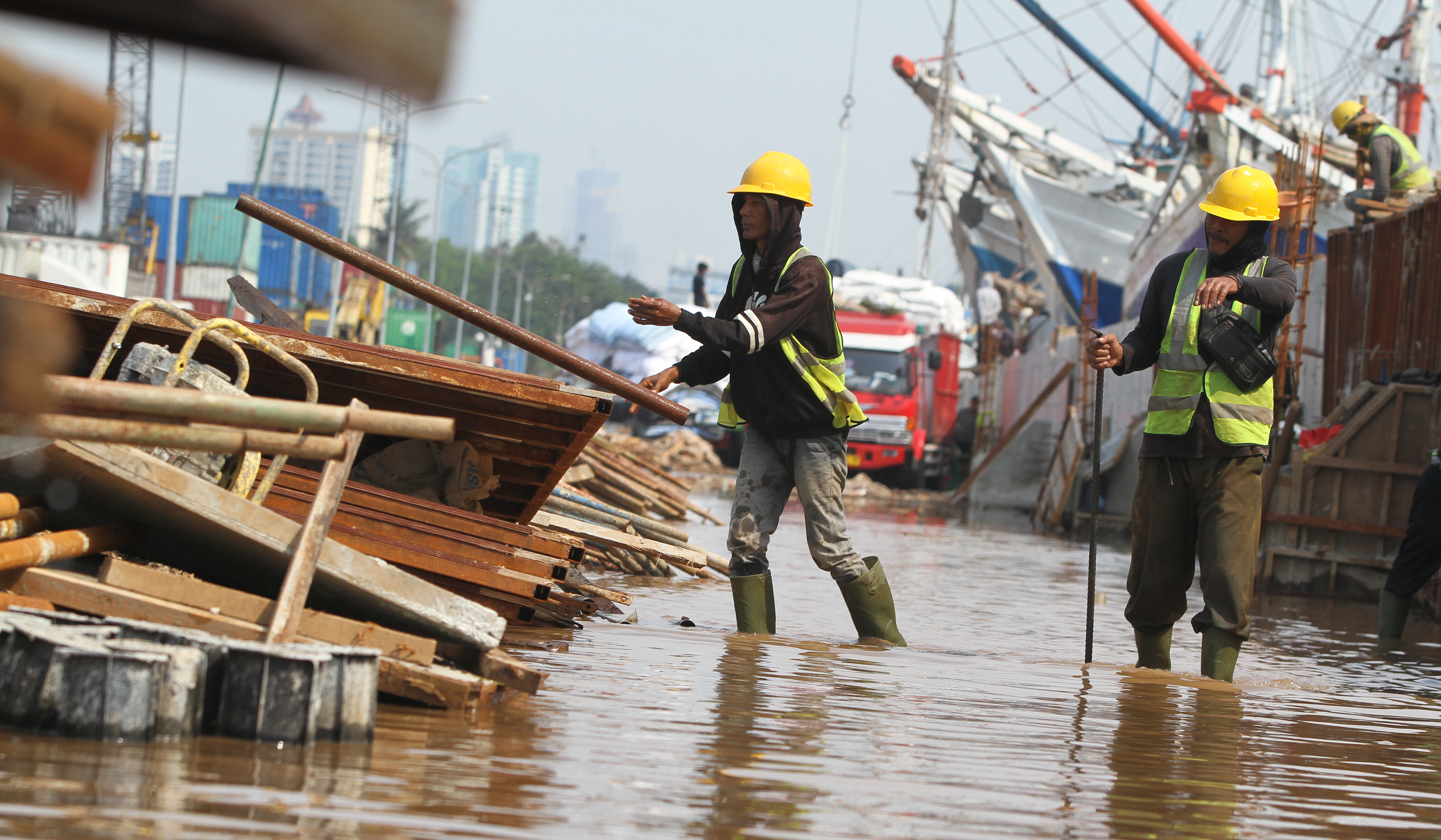 Pembangunan tanggul Pelabuhan Sunda Kelapa. (Agus Priatna/SinPo.id)