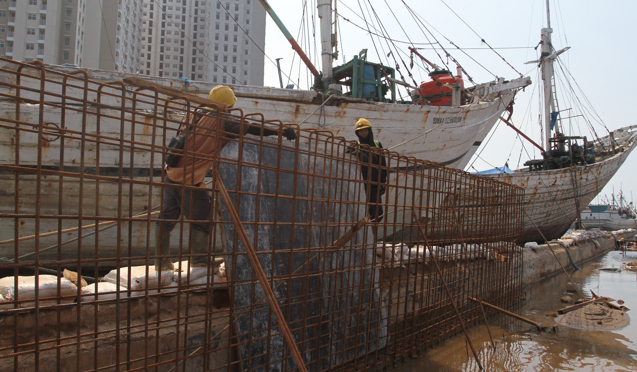 Pembangunan tanggul Pelabuhan Sunda Kelapa. (Agus Priatna/SinPo.id)