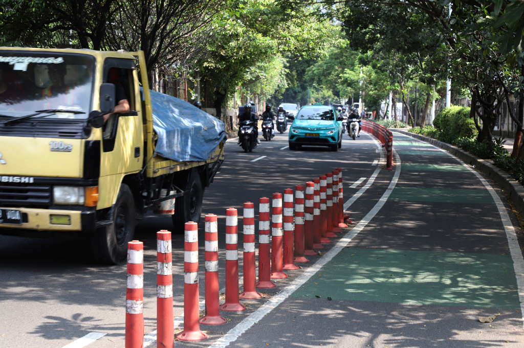 Sejumlah pembatas cone sepeda mengalami kerusakan parah dan terbengkalai di Palmerah (Ashar/SinPo.id)