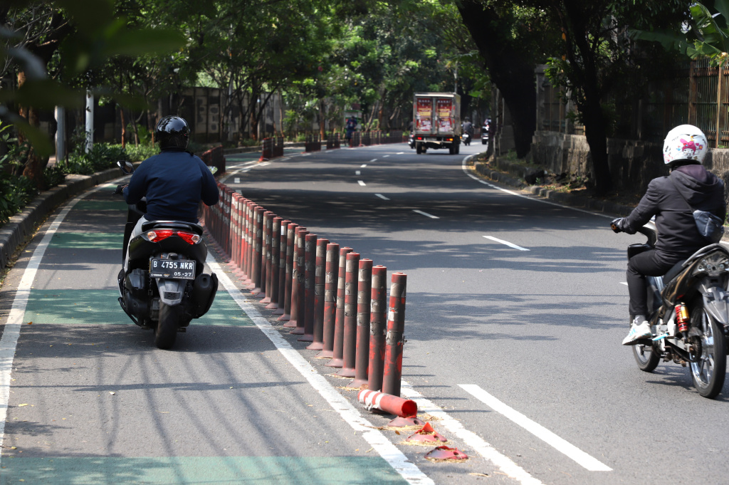 Sejumlah pembatas cone sepeda mengalami kerusakan parah dan terbengkalai di Palmerah (Ashar/SinPo.id)
