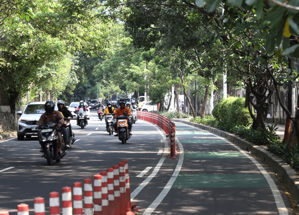 Sejumlah pembatas cone sepeda mengalami kerusakan parah dan terbengkalai di Palmerah (Ashar/SinPo.id)