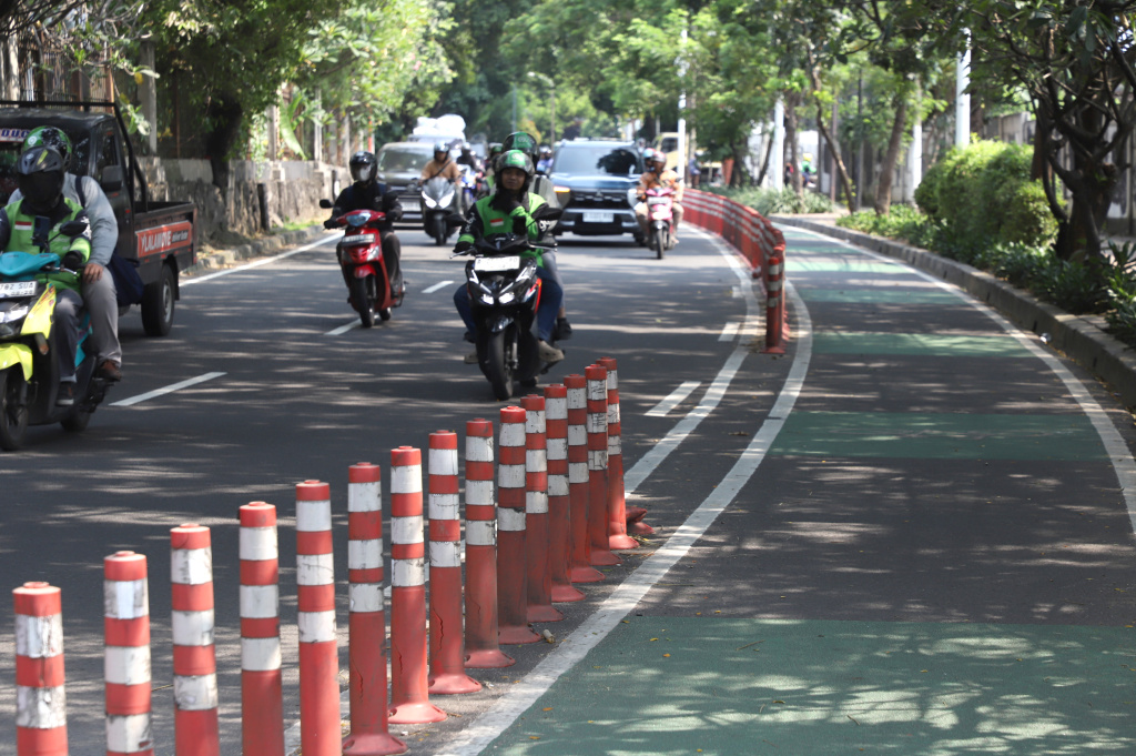 Sejumlah pembatas cone sepeda mengalami kerusakan parah dan terbengkalai di Palmerah (Ashar/SinPo.id)