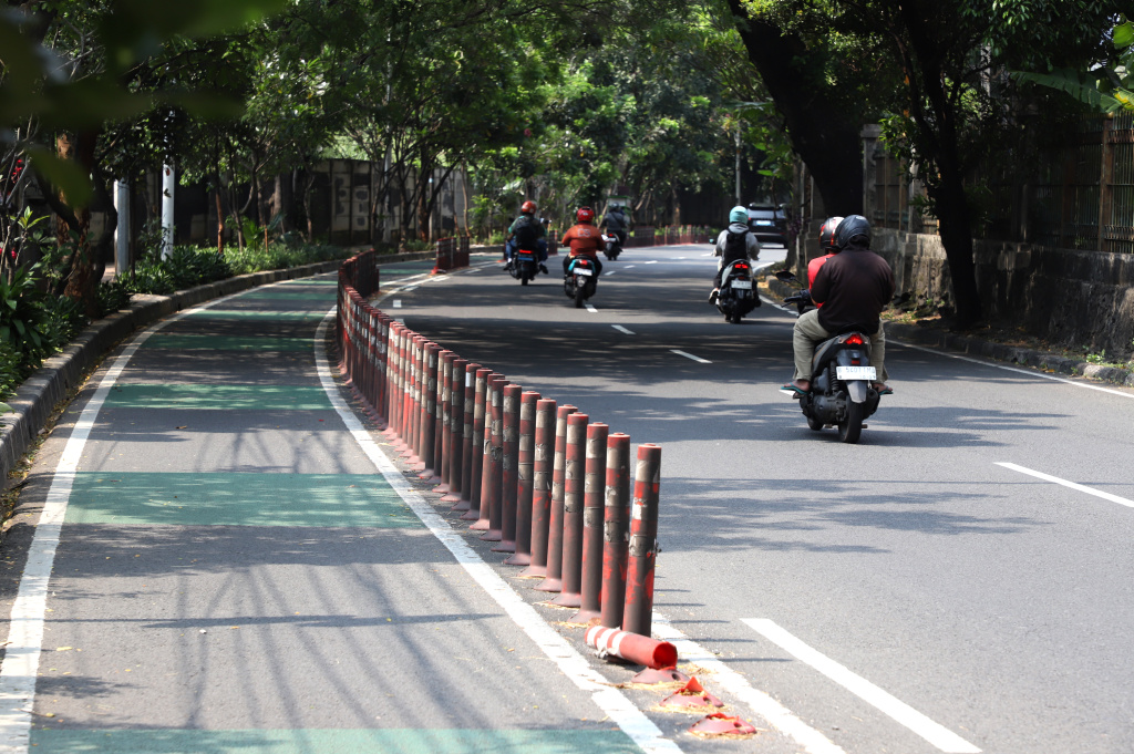 Sejumlah pembatas cone sepeda mengalami kerusakan parah dan terbengkalai di Palmerah (Ashar/SinPo.id)