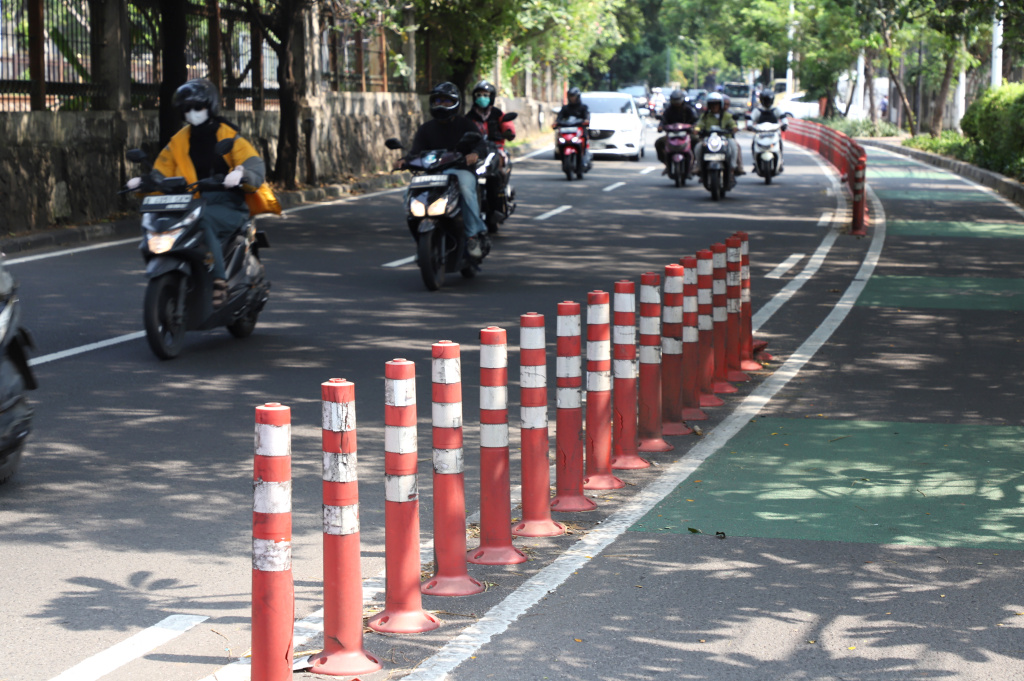 Sejumlah pembatas cone sepeda mengalami kerusakan parah dan terbengkalai di Palmerah (Ashar/SinPo.id)
