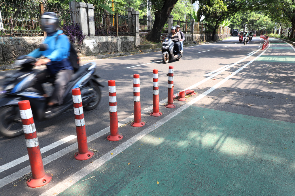 Sejumlah pembatas cone sepeda mengalami kerusakan parah dan terbengkalai di Palmerah (Ashar/SinPo.id)