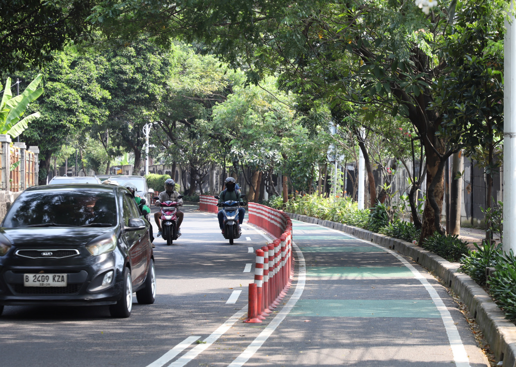 Sejumlah pembatas cone sepeda mengalami kerusakan parah dan terbengkalai di Palmerah (Ashar/SinPo.id)
