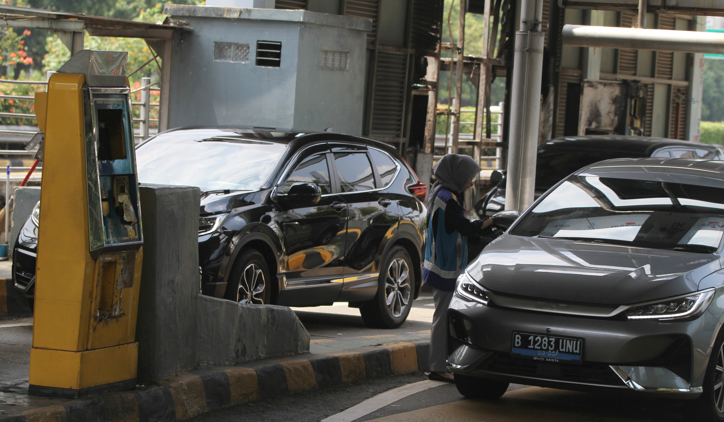 Pembayaran manual di GT Senaya, Jakarta. (Agus Priatna/Sinpo.id)