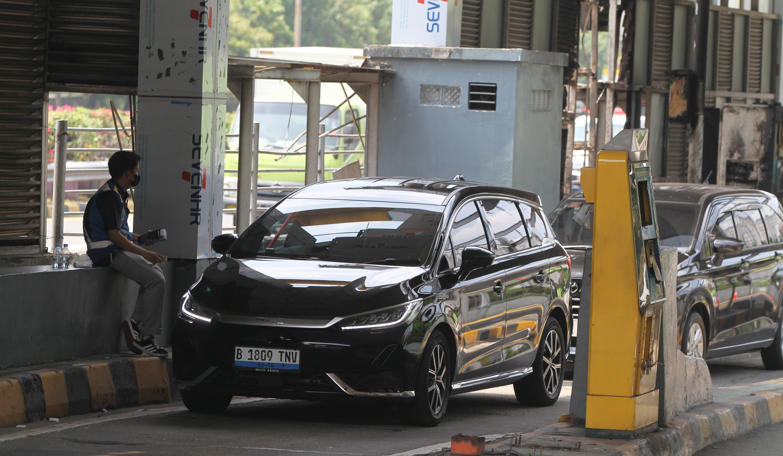 Pembayaran manual di GT Senaya, Jakarta. (Agus Priatna/Sinpo.id)