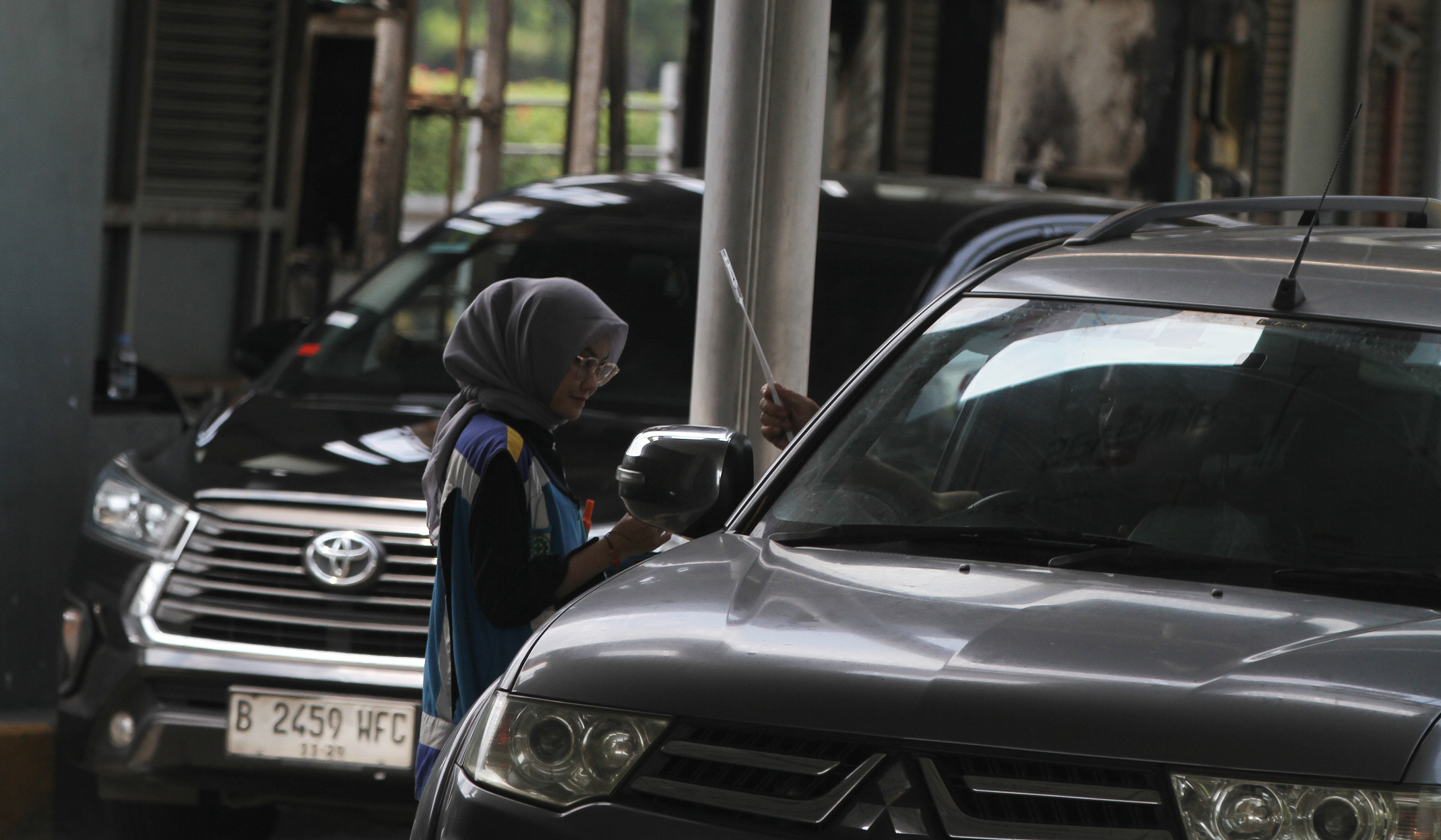 Pembayaran manual di GT Senaya, Jakarta. (Agus Priatna/Sinpo.id)