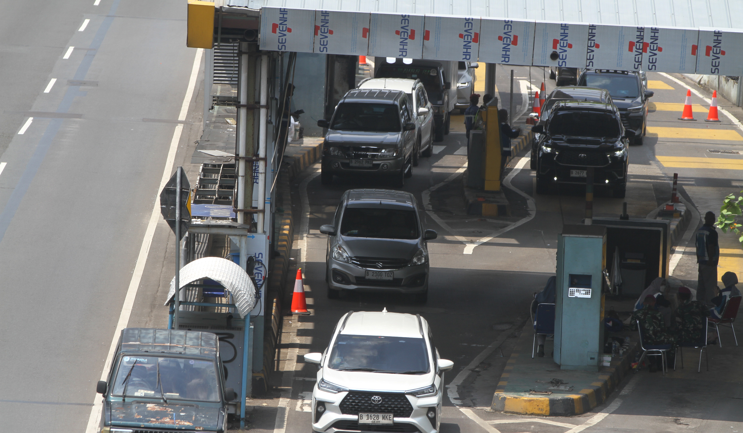 Pembayaran manual di GT Senaya, Jakarta. (Agus Priatna/Sinpo.id)