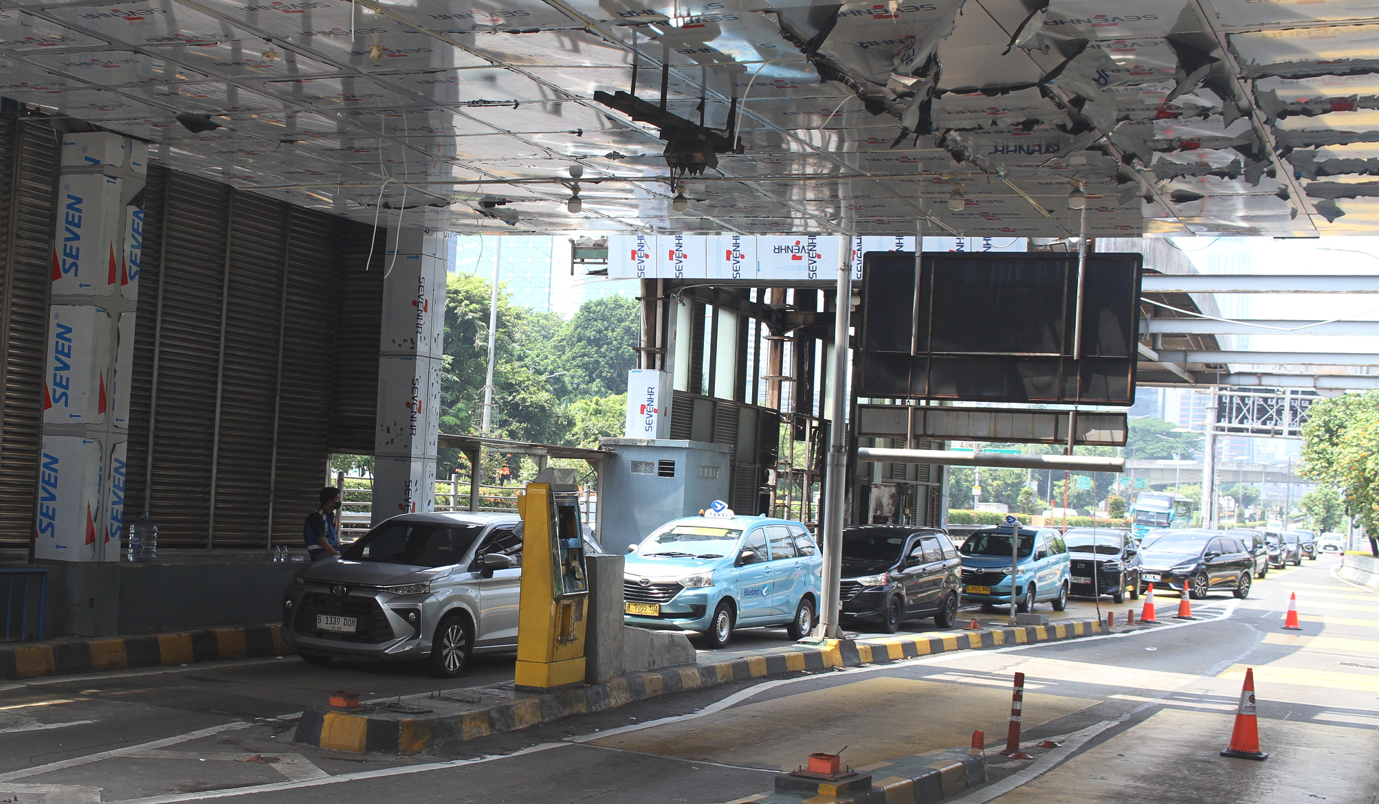Pembayaran manual di GT Senaya, Jakarta. (Agus Priatna/Sinpo.id)