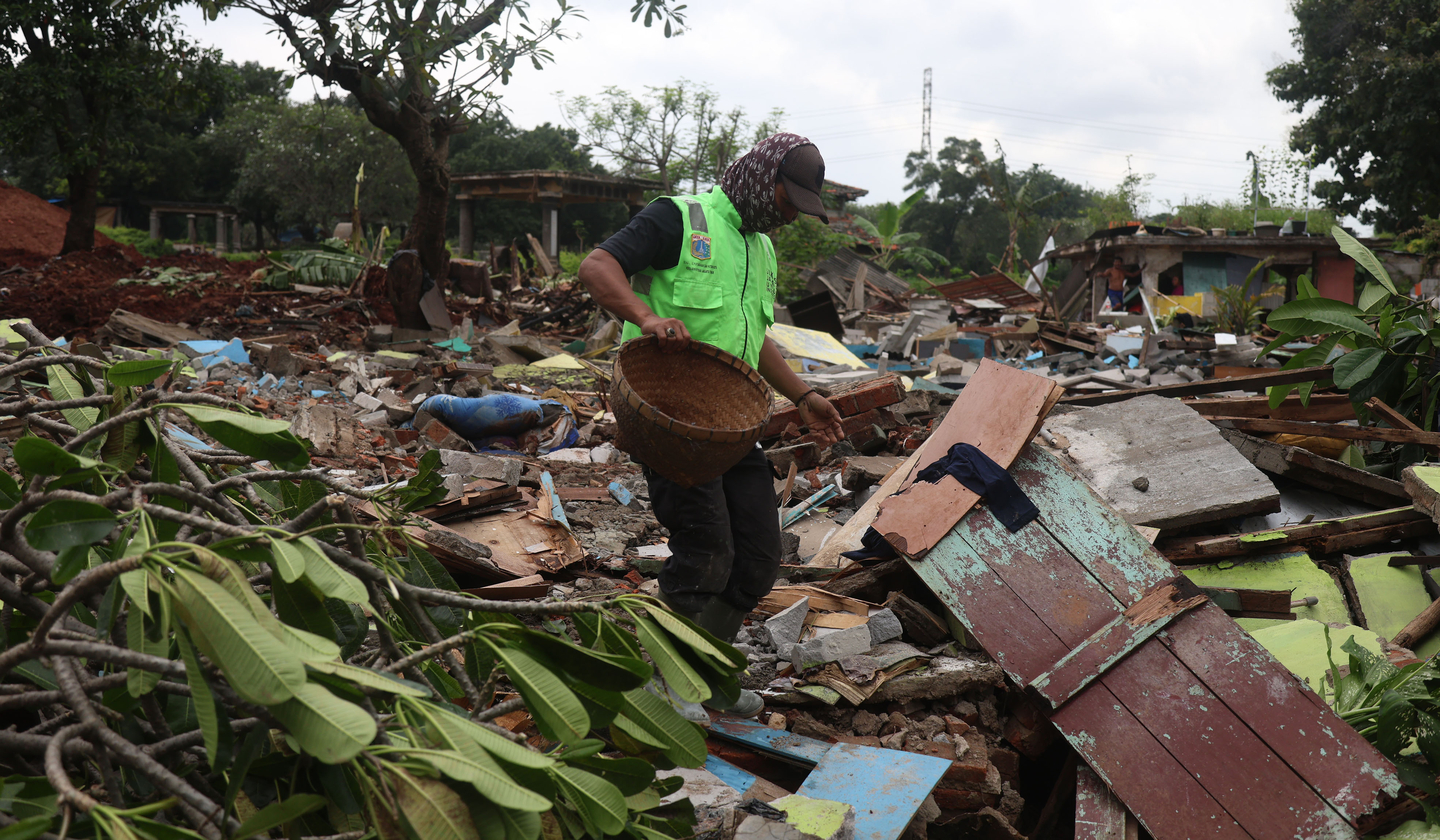 Pembongkaran bangunan di area TPU Kebon Nanas. (Agus Priatna/SinPo.id)