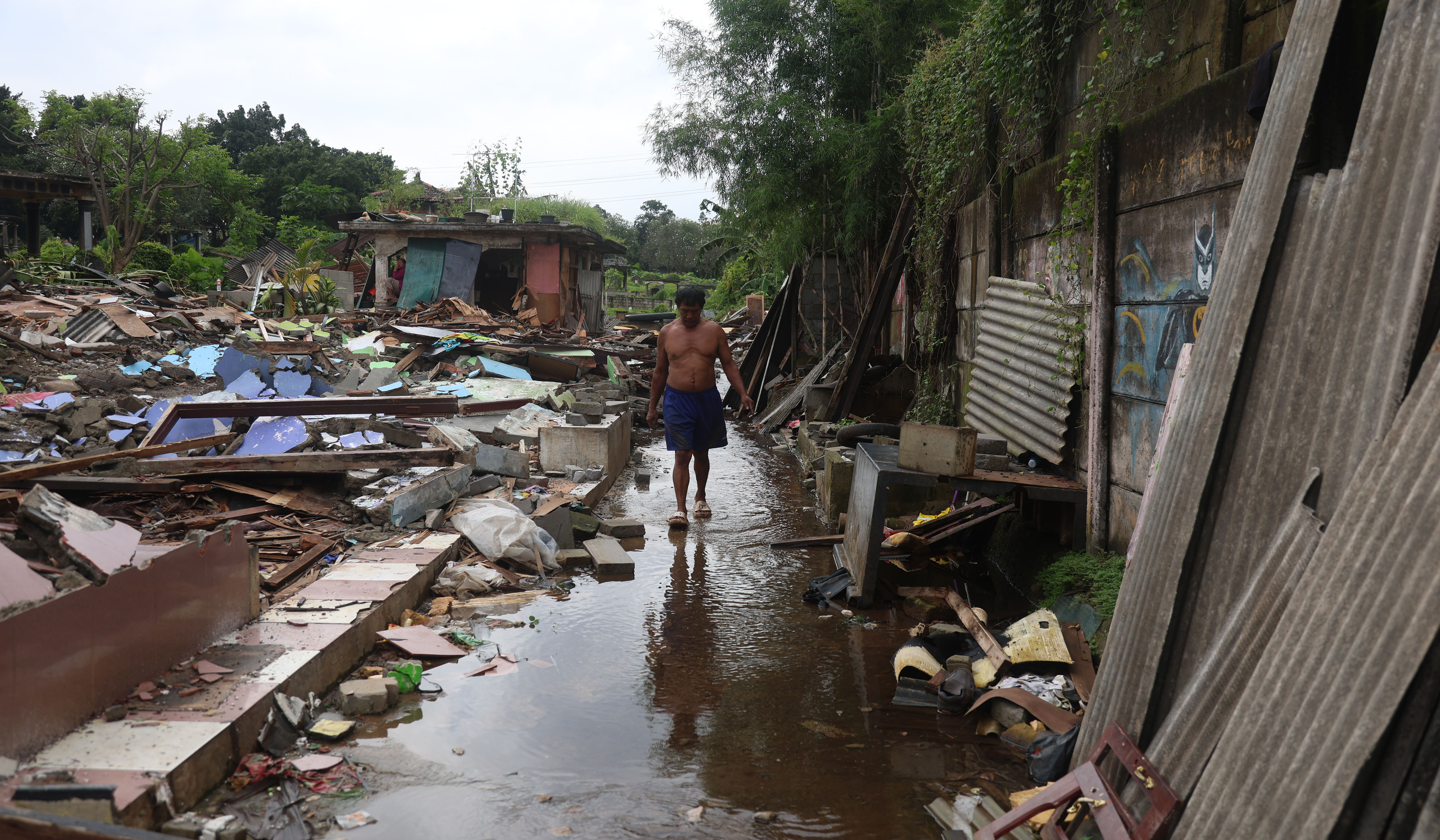 Pembongkaran bangunan di area TPU Kebon Nanas. (Agus Priatna/SinPo.id)