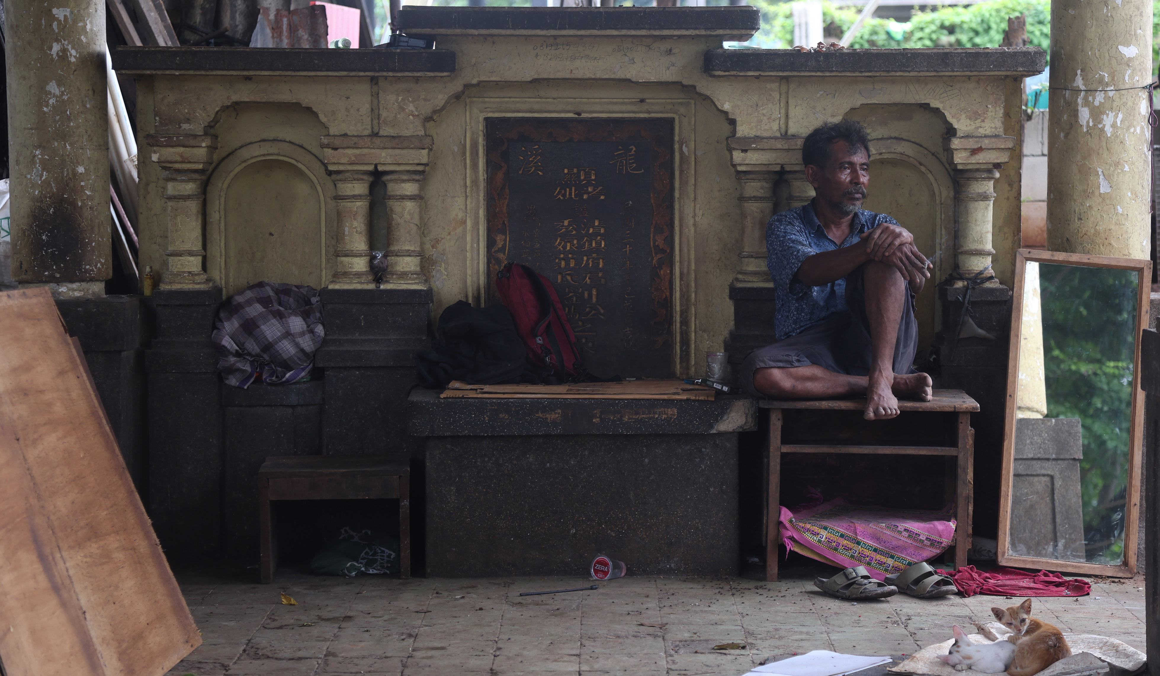 Pembongkaran bangunan di area TPU Kebon Nanas. (Agus Priatna/SinPo.id)