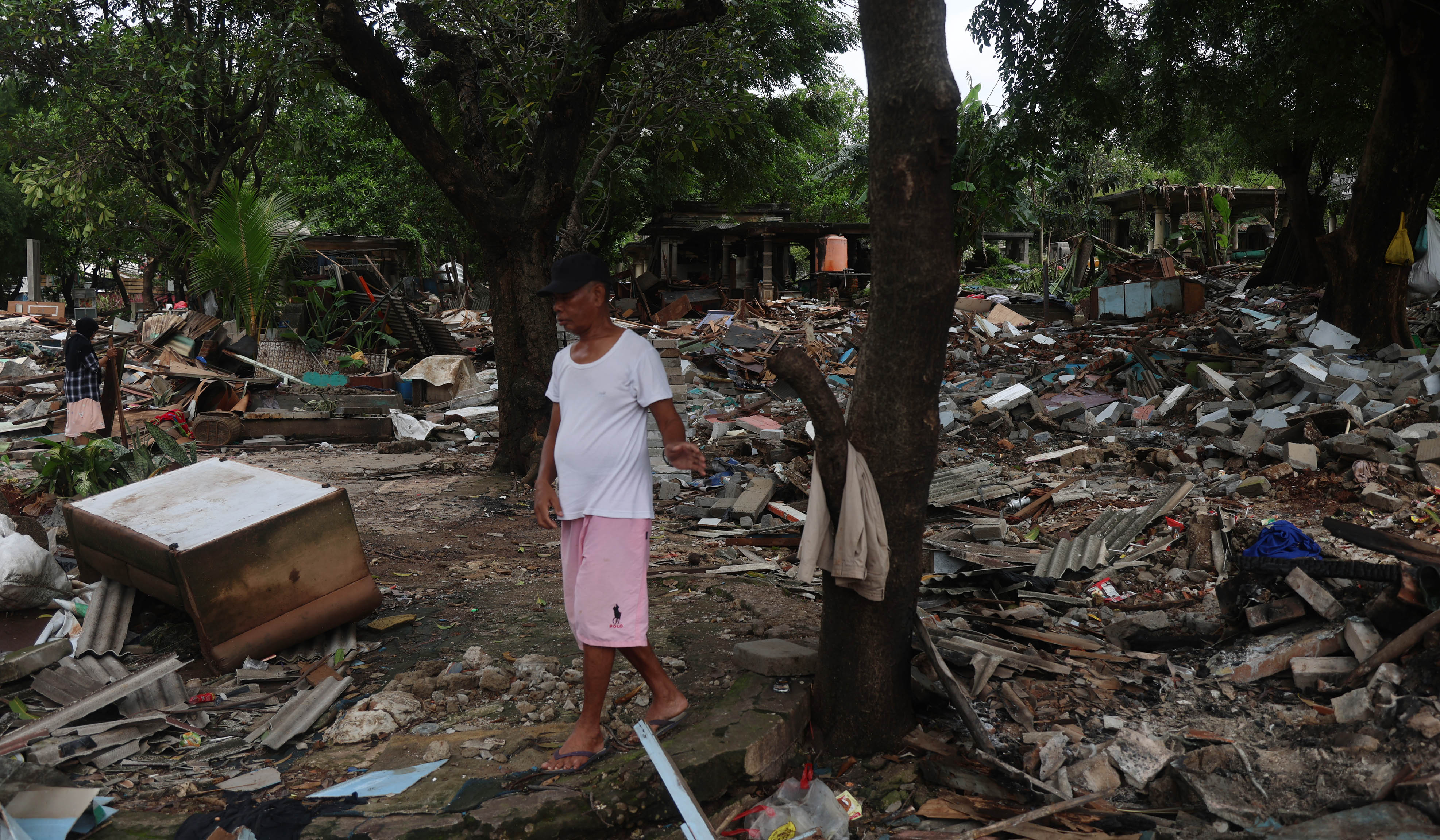 Pembongkaran bangunan di area TPU Kebon Nanas. (Agus Priatna/SinPo.id)