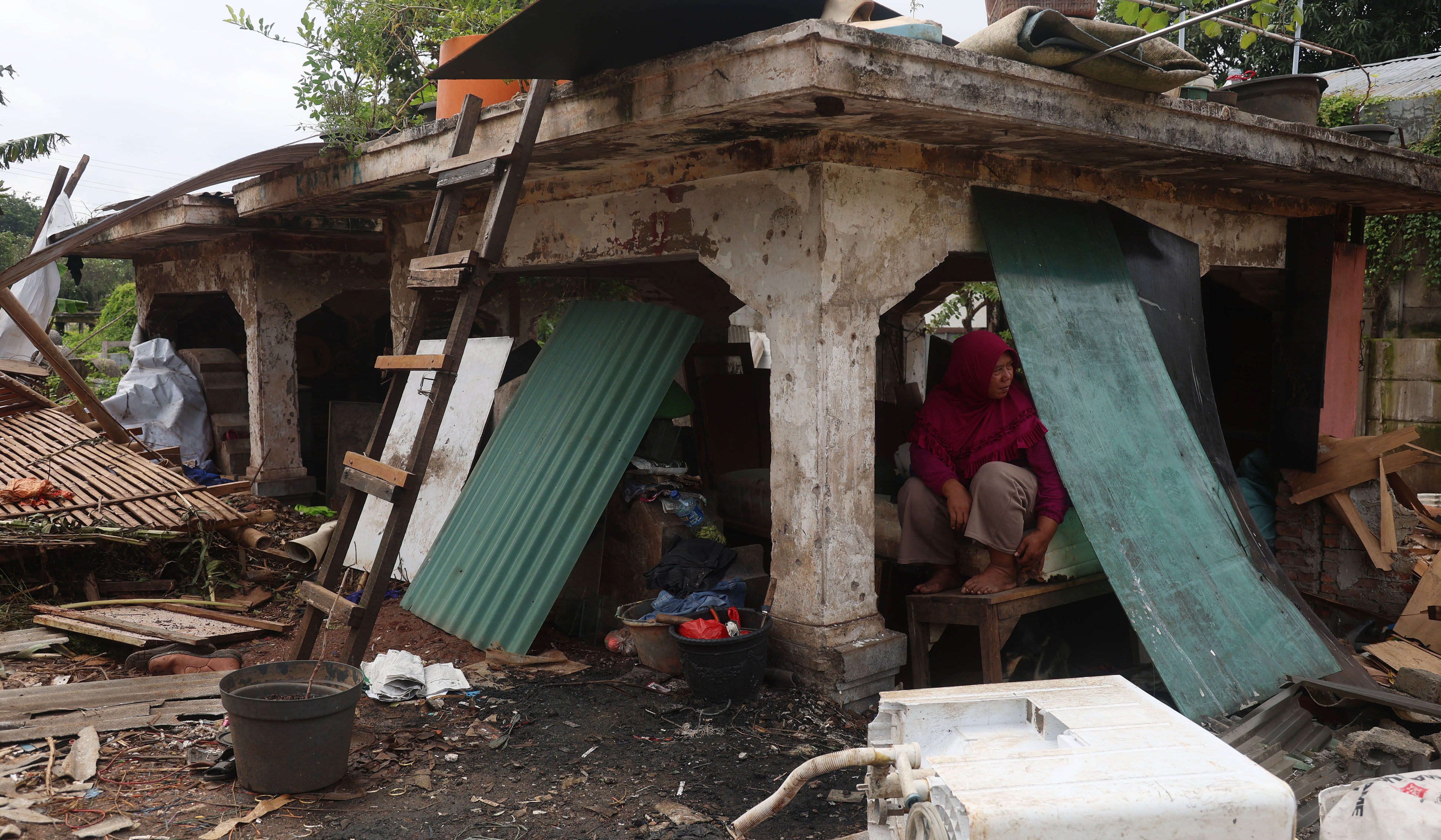 Pembongkaran bangunan di area TPU Kebon Nanas. (Agus Priatna/SinPo.id)