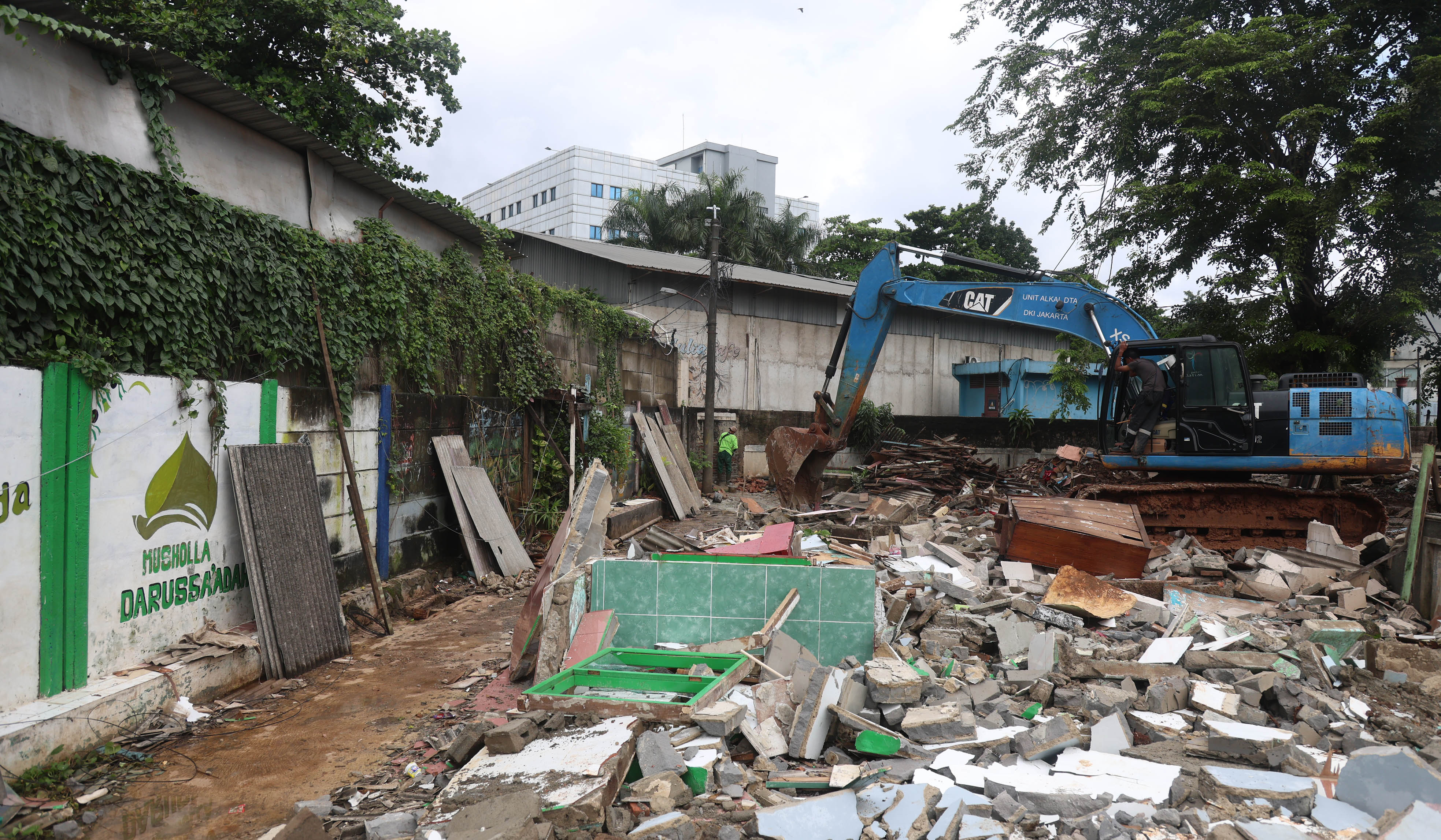 Pembongkaran bangunan di area TPU Kebon Nanas. (Agus Priatna/SinPo.id)
