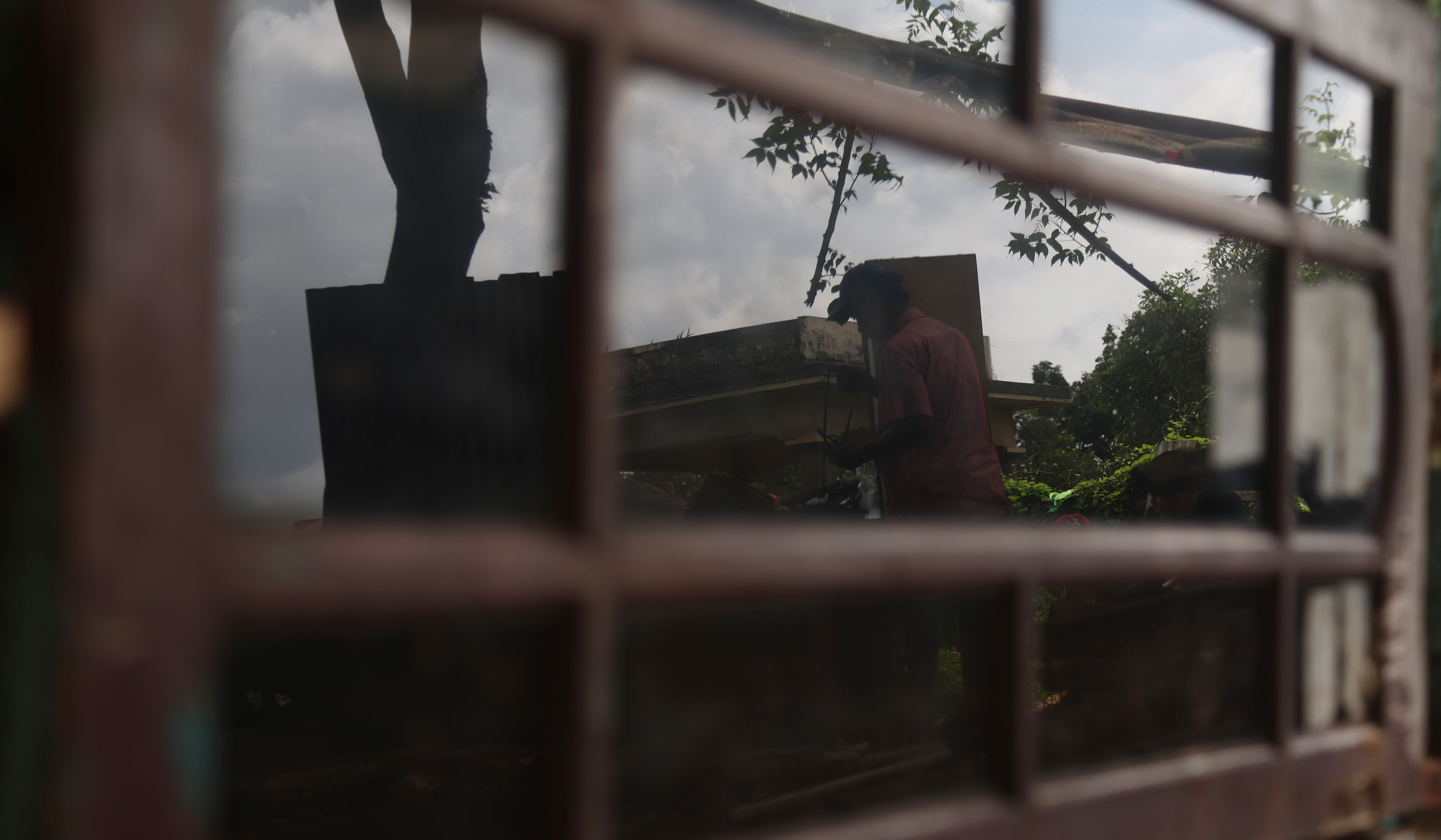 Pembongkaran bangunan di area TPU Kebon Nanas. (Agus Priatna/SinPo.id)