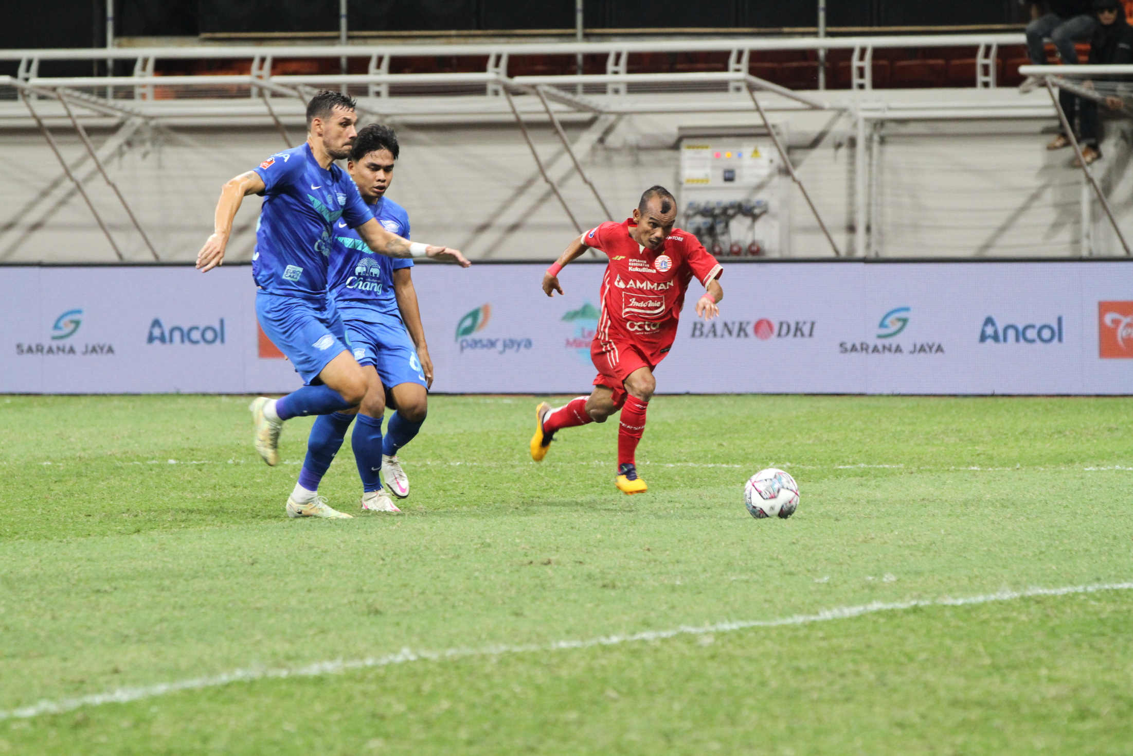 Striker Persija Rico Simanjuntak menahan imbang club Chonburi FC (Ashar/SinPo.id)