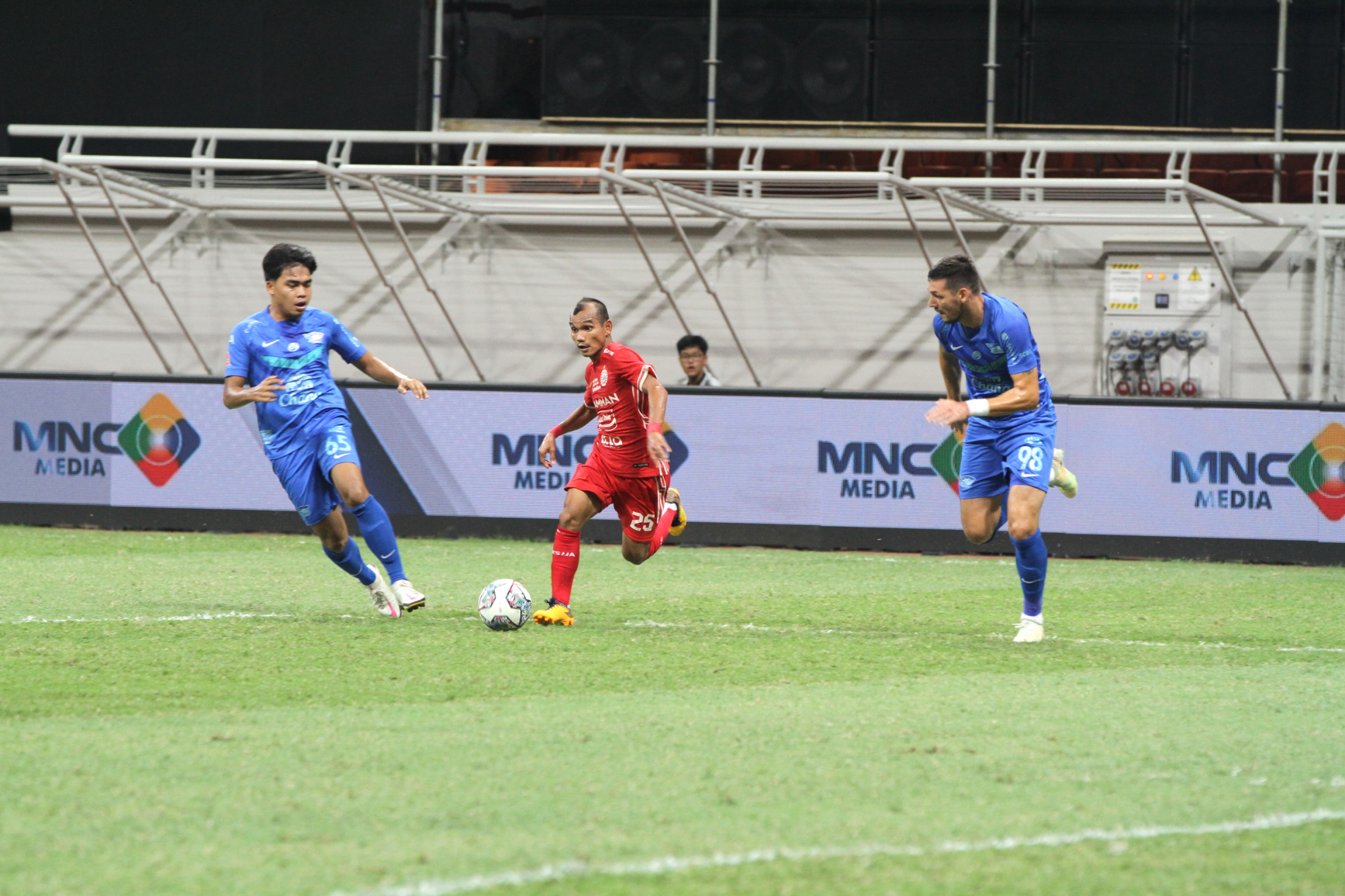 Striker Persija Rico Simanjuntak menahan imbang club Chonburi FC (Ashar/SinPo.id)